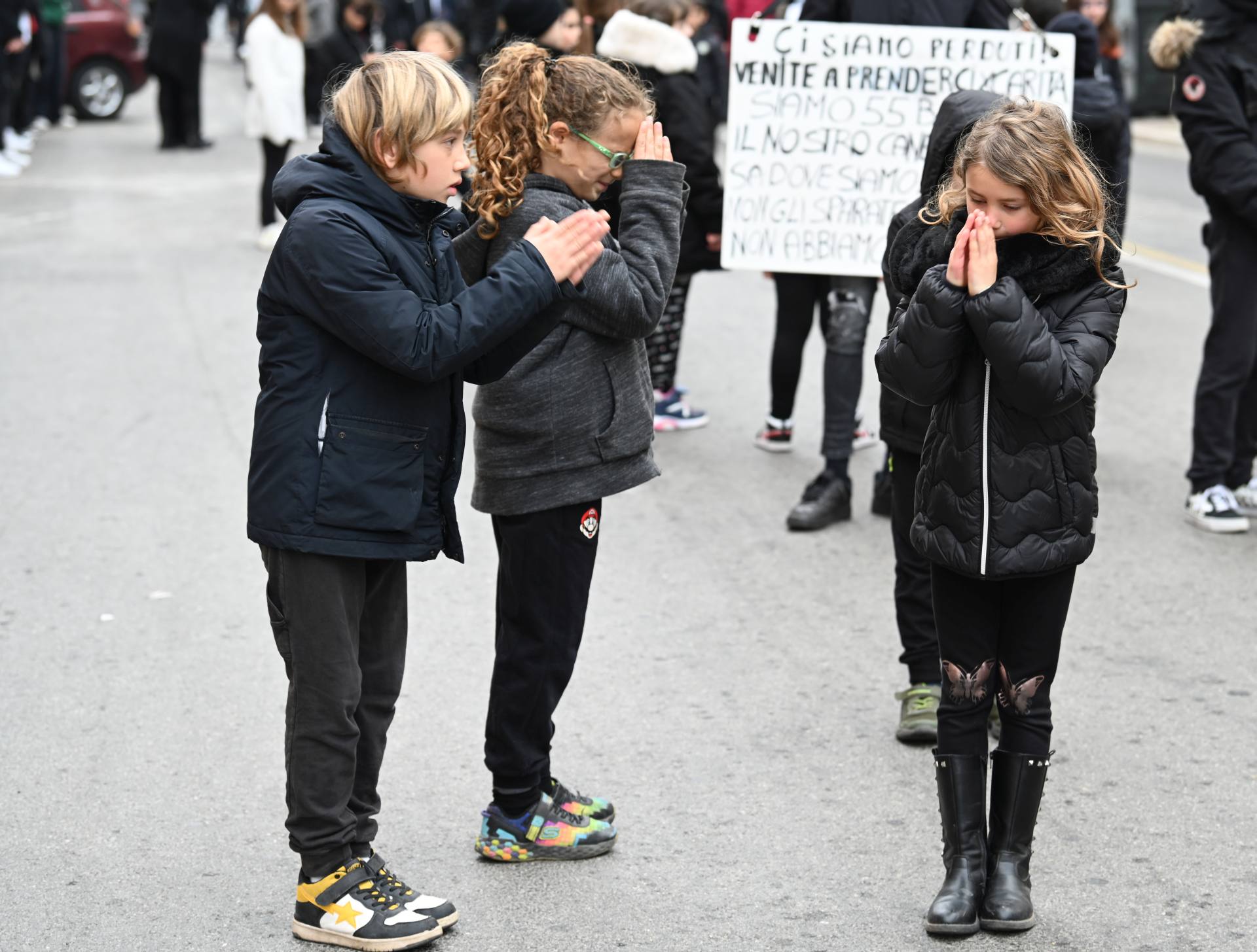 La crociata dei bambini, un corteo silenzioso per le strade di Ostia